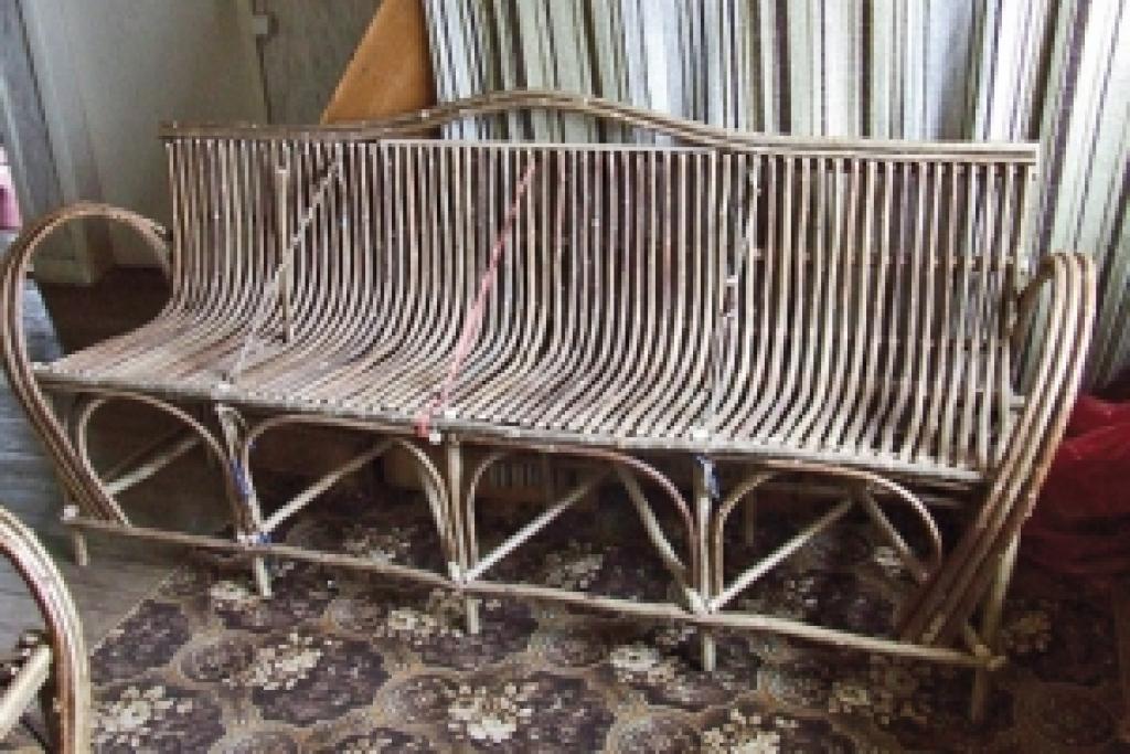 Lai, kokam žūstot, gatavā mēbele nedeformētos, to fiksē ar savītām auklām.