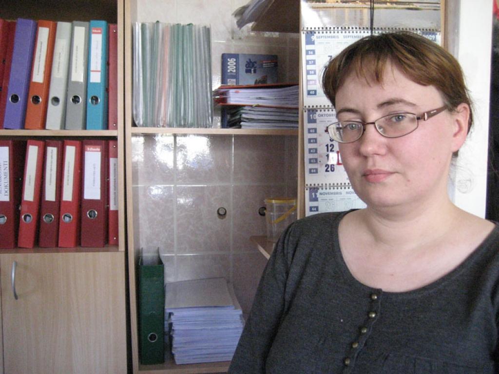 “Es neesmu vietējā. Neviena parādnieka uzvārds man neko neizsaka. Tāpēc, lūdzu, nāciet pie manis, runāsim!” saka SIA “Vidzemes enerģija” juriste Evisa Uškāne. 
Autors: Gatis Bogdanovs