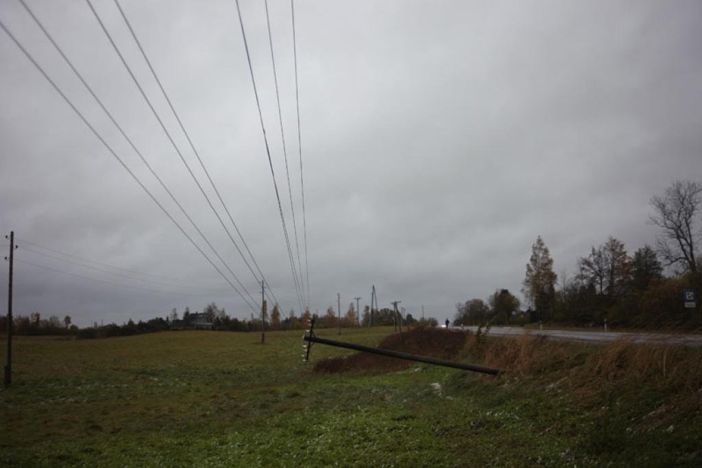 Uz Gulbenes – Smiltenes ceļa pie pagrieziena uz Ozolkalnu vakar vakarā “Dzirkstele” novēroja vēja gāztu telefonlīnijas stabu, kas karājās vados.
Autors: Gatis Bogdanovs