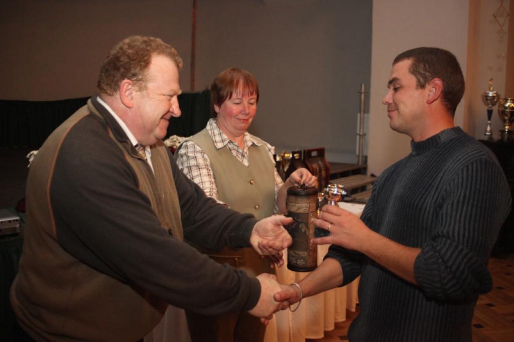 Kā pirmo par sasniegumiem pļavu golfā Andris un Velga Apinīši sveica sezonas 10.vietas ieguvēju Jāni Auzānu.
Autors: Gatis Bogdanovs