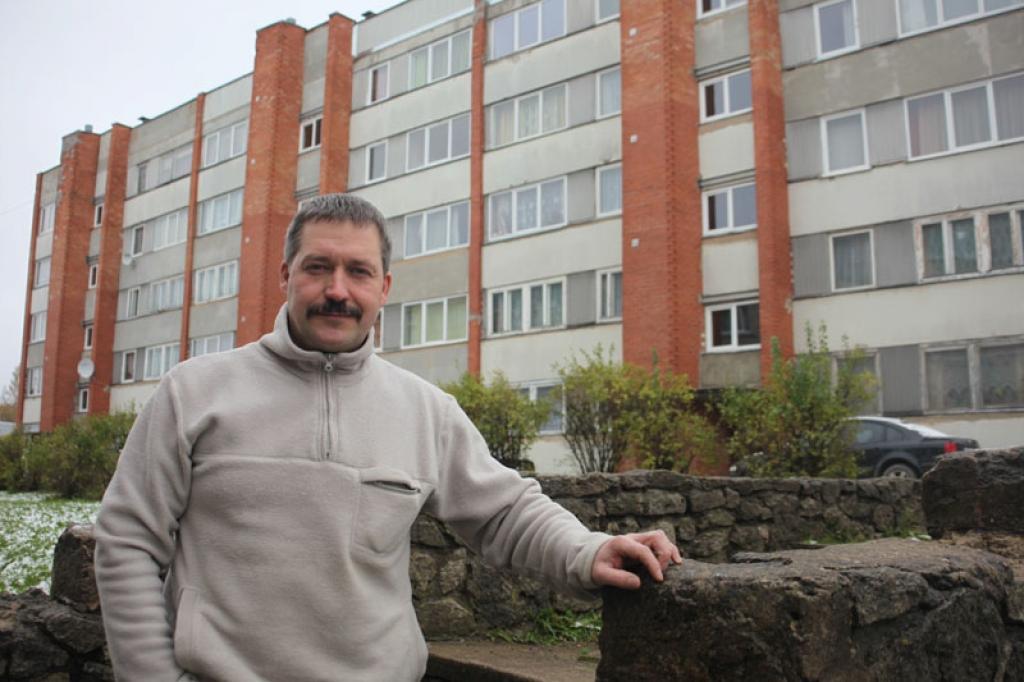 Atsevišķi deputāti izteica vēlmi sekot līdzi, kā tiek izlietota nauda jumta nomaiņai daudzdzīvokļu mājā Skolas ielā 5 korpuss 6. šīs mājas vecākais Edmunds Gobiņš norāda, ka no vienas puses nav nekādu  problēmu, lai jau deputāti seko tam līdzi.
Autors: Gatis Bogdanovs