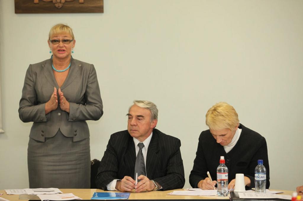 Nodarbinātības valsts aģentūras direktore Baiba Paševica norādīja, ka bezdarba līmenis Latvijā un Eiropas Savienībā pakāpeniski palielinās kopš 2008.gada jūnija.
Autors: Gatis Bogdanovs