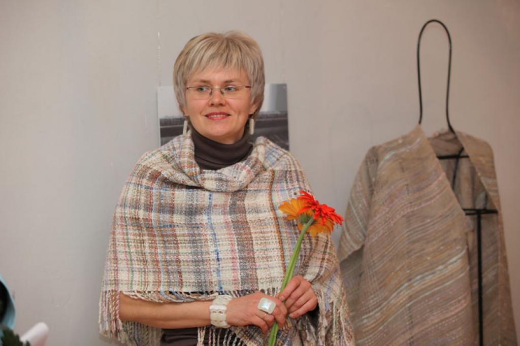 Tautas lietišķās mākslas studijas dalībniece Laimdota Kliesmete apsveicējiem solīja, ka nākamā izstāde būšot ne ātrāk kā pēc pieciem gadiem, jo, lai sagatavotos izstādei, ir vajadzīgs laiks.
Autors: Gatis Bogdanovs