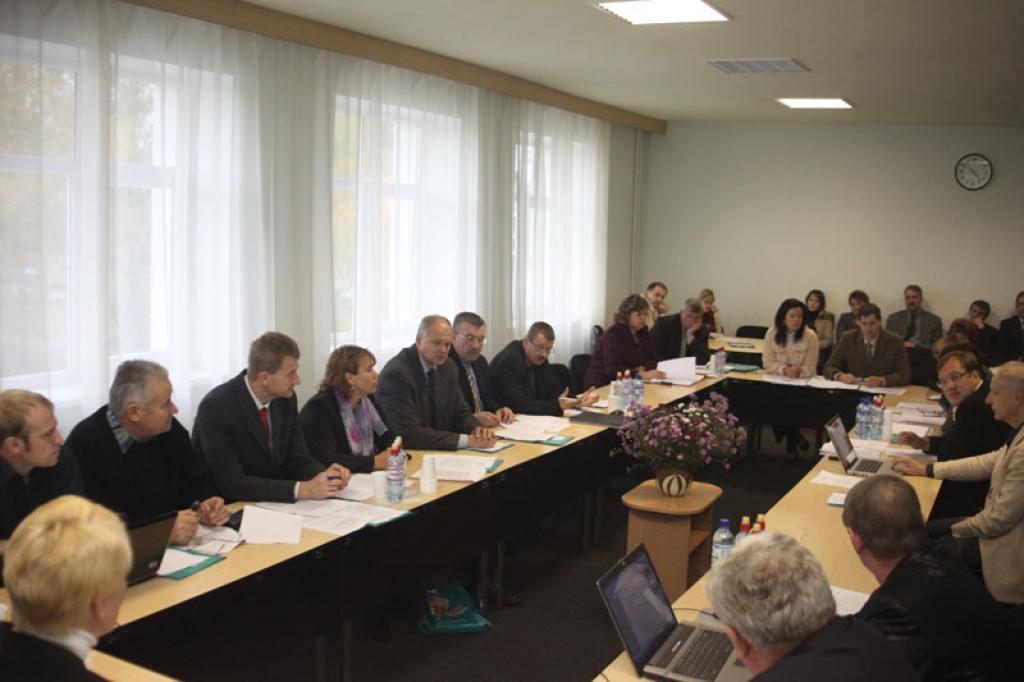 Kārtējā novada domes sēde notika zīmīgā dienā, proti, 8.oktobrī, un tieši šajā datumā apritēja 100 dienas, kopš jaunā Gulbenes novada domes uzsāka savu darbu.
Autors: Gatis Bogdanovs