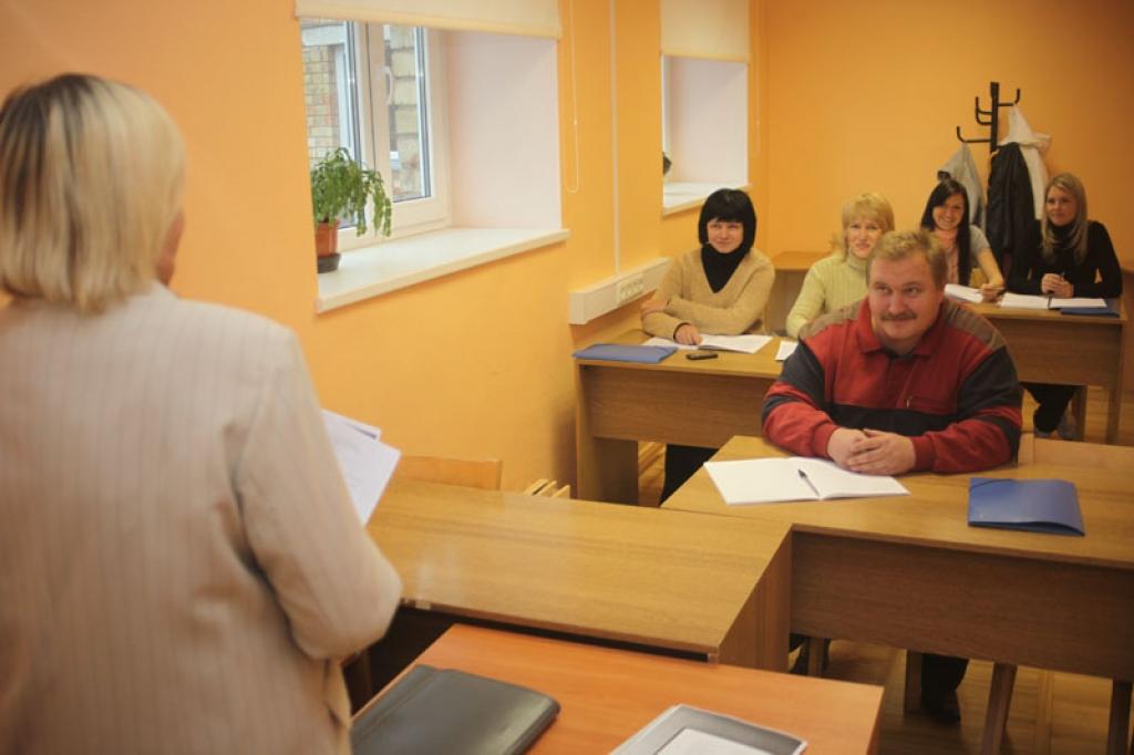 SIA “Apgāde – Gulbene” darbinieki ir pirmie, kuri ir iesaistījušies jaunā Nodarbinātības aģentūras pasākumā un apgūst ekspeditora profesiju. Viņi strādā nepilnu slodzi savā darbavietā un līdztekus arī mācās. Katru mēnesi viņi saņem gan algu par padarīto darbu savā darbavietā, gan stipendiju.
Autors: Gatis Bogdanovs