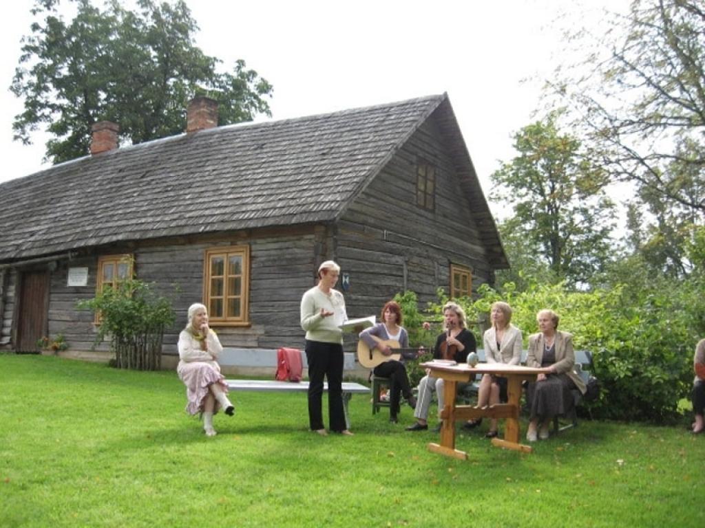 “Ikvienu var rosināt mērot ceļu uz Neretu, jo muzejs “Riekstiņos” sniedz uzskatāmu priekšstatu par rakstnieka jaunu dienu zemi,” stāsta I.Vītola. 
Autors: No personiskā albuma