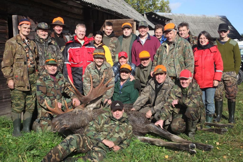 Vairāki mūsu novada mednieku kolektīvi šajā nedēļas nogalē devās pirmajās kopīgajās šīssezonas dzinējmedībās. Veiksmīgas pirmās medības bija mednieku klubam “Skrauja” un tā medniekam, bijušajam gulbenietim un tagadējam rīdziniekam Rolandam Kokorevičam, kurš nomedīja varenu alni. Pieredzējušie mednieki spriež, ka trofeja varētu iegūt medaļu.
Autors: Gatis Bogdanovs