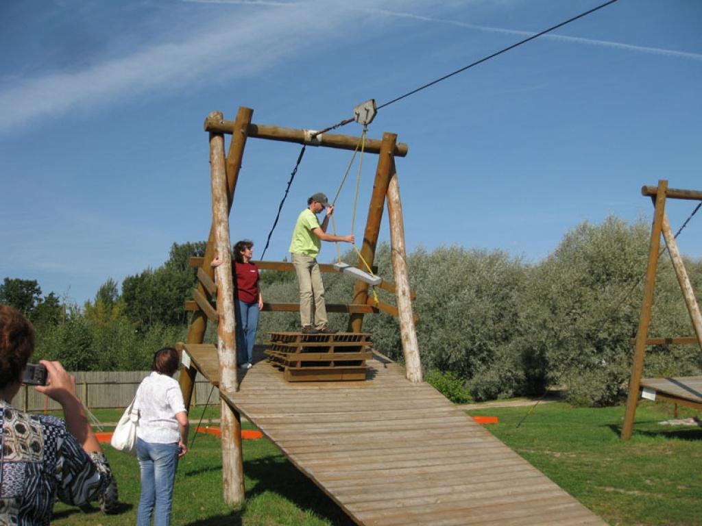 :Iecavas novada zemnieku saimniecības “Bērziņi” atrakciju parkā “Labirinti” iespējams pavizināties ar gaisa spilvenu. Saimniece Dzintra Pastare to ierāda kādam žurnālistu grupas dalībniekam. 
Autors: Pārsla Konrāde