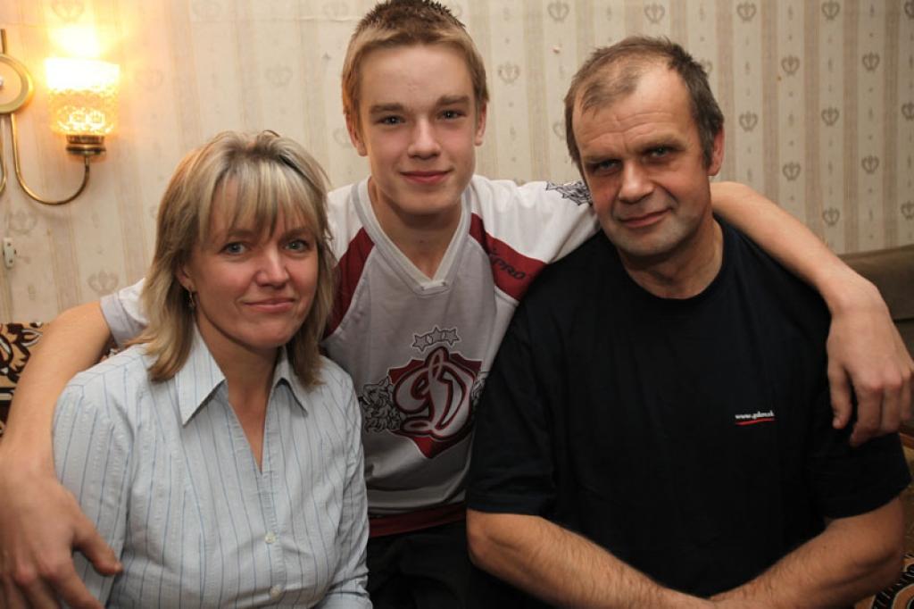 Edgars Gjačs saka, ka viņiem ar brāļiem Jāni un Aivaru (attēlā nav redzami) vecāki ir ļoti labi. Dēlu  labā tiek darīts viss. 
Autors: Gatis Bogdanovs