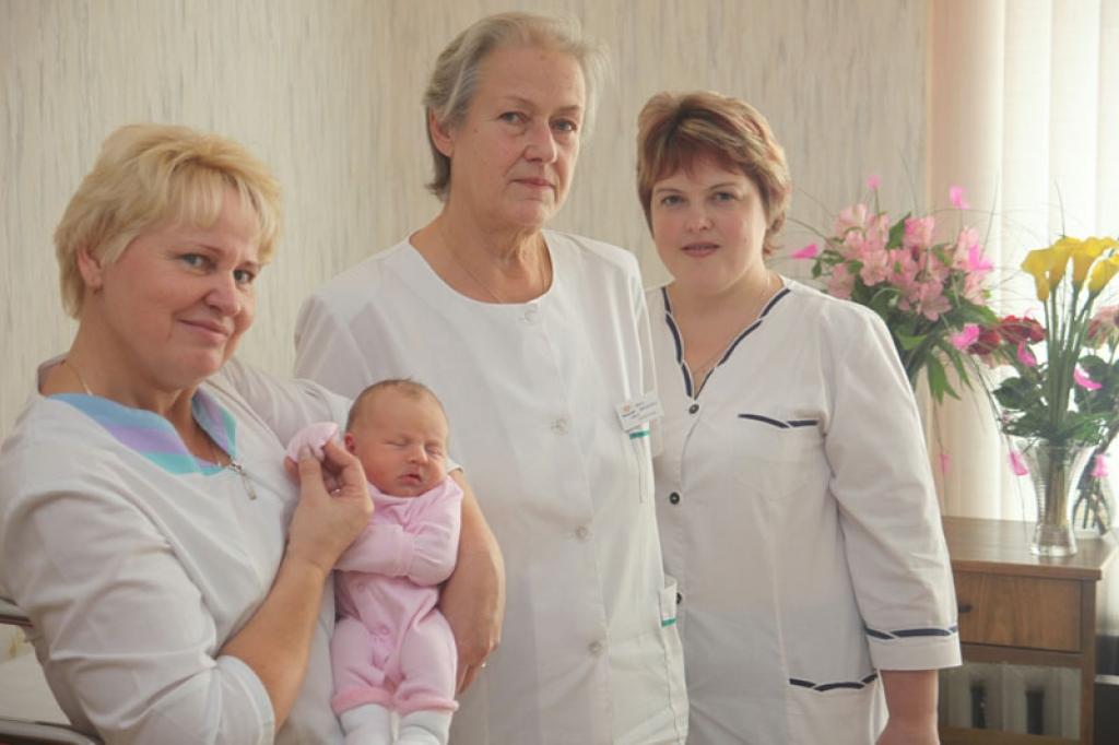 Gulbenes slimnīcas dzemdību nodaļas speciālistēm – vecmātei Līgai Ķuzei (no kreisās), dakterei Ritai Skrastiņai un nodaļas vecākajai māsai Sanitai Glāzniecei ir prieks pa katru mazulīti. Šoreiz tā ir meitenīte, kas piedzimusi pirmdien.
Autors: Gatis Bogdanovs