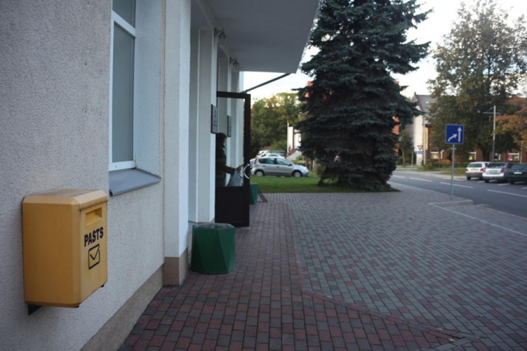 Vistuvāk pastam, proti, pie novada domes vēstuļu kastīte ir atstāta, savukārt, piemēram, Stacijas ielā tā ir noņemta.
Autors: Gatis Bogdanovs