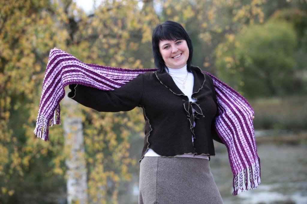 ”Šalli audu savās mīļākajās krāsās – violetā un baltā. Man ļoti patika aust, tāpēc teicu studijas vadītājai, ja vien ir kāda iespēja, atkal centīšos to izmantot, lai noaustu šalli. Ceru, ka kādreiz noaudīšu arī segu,” prāto D.Bleikša.
Autors: Gatis Bogdanovs