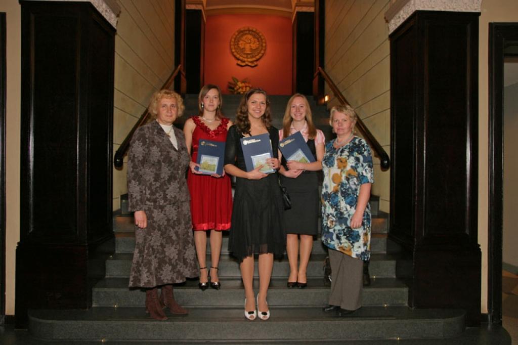 Skolotāja no Lizuma vidusskolas Iveta Roziņa, „Ceļamaize 2009” stipendiāti Zane Pērkone, Inga Ozoliņa, Laila Pliena un skolotāja Solveiga Vilka.
Autors:  Toms Grīnbergs