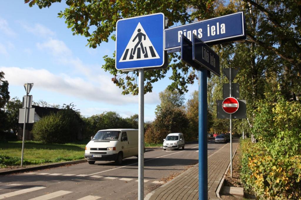 Konkrētais Līkās ielas posms noteikts par vienvirziena ielu tāpēc, ka pie 2.vidusskolas ir problēmas ar autotransporta stāvvietām. 
Autors: Gatis Bogdanovs