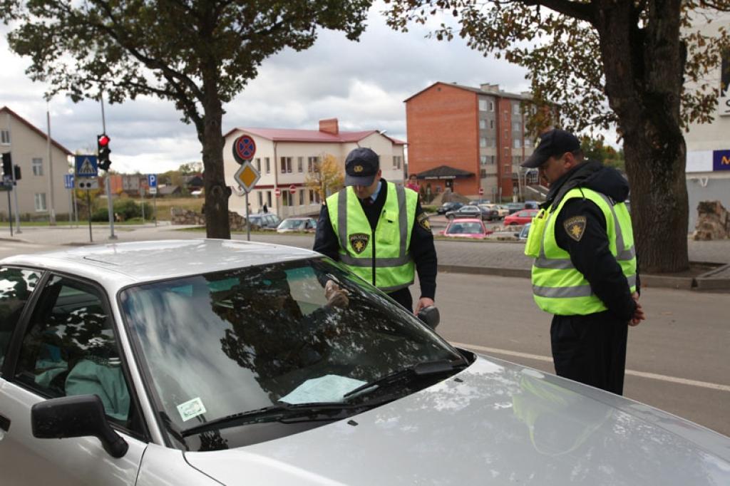 Inspektori sekos līdzi arī tam, kā tiek ievēroti stāvēšanas aizliegumi pilsētā. Pašreiz viņi vēl cenšas cilvēkiem izskaidrot, ka daudzviet pilsētā vairs nedrīkst stāvēt ierastajās vietās, taču atsevišķi autovadītāji jau ir sodīti, tas tiks darīts arī turpmāk. 
Autors: Gatis Bogdanovs