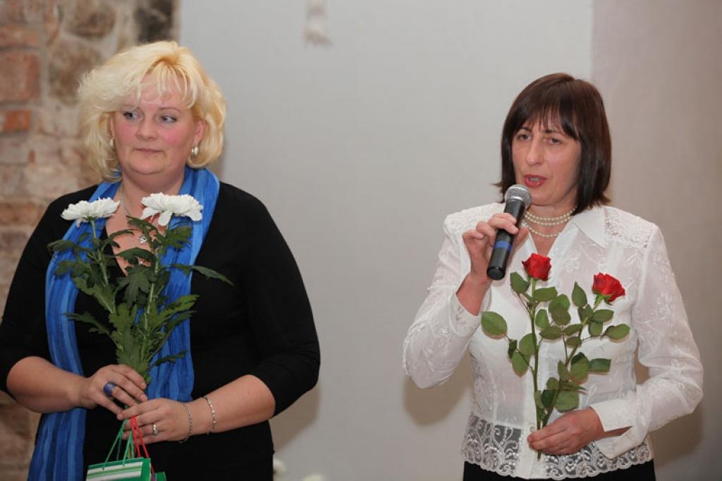 Novada literātu otrā kopkrājuma “Autografs Divi” ilustratīvo noformējumu veidojusi Daiga Kalinka (no kreisās), kura arī pati raksta dzeju. Izdevumā redzamas astoņas viņas gleznas. Prieks par jauno izdevumu ir arī gulbenietei Sarmītei  Zviedrei. Arī viņas darbi ir kopkrājumā. 
Autors: Gatis Bogdanovs