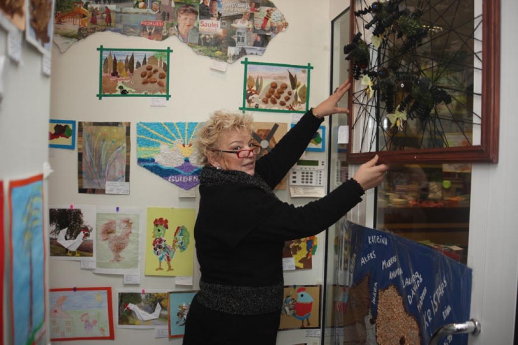 Veikala pārdevēja Olga Ozoliņa  palīdz iekārtot izstādi.
Autors: Gatis Bogdanovs