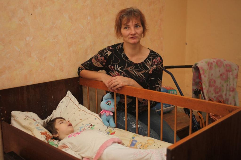 Renaldai ir vajadzīga īpaša palīdzība. Mamma Anita ikdienā meitai sniedz vislielāko atbalstu un sirds siltumu. Līdz šim ģimene ir cīnījusies pati saviem spēkiem, bet tagad, kad krīzes dēļ materiālie apstākļi ir kļuvuši grūtāki, atsaukušies aicinājumam piedalīties akcijā. Par saziedoto naudu Renaldai tiks izgatavota speciāla gulta.
Autors: Gatis Bogdanovs