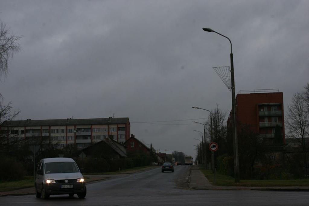 Gulbenē naktī ielu apgaismojumu izslēdz, lai taupītu līdzekļus un lai pietiktu naudas pilsētas centrālā skvēra izgaismošanai Ziemassvētku rotā.
Autors: Gatis Bogdanovs (no arhīva)
