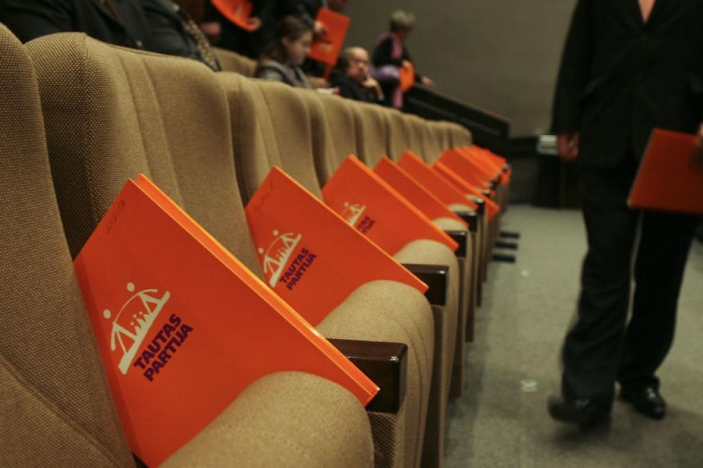 Partijas 12.kongress ar 629 balsīm no 636 A.Šķēle ievēlēts par TP priekšsēdētāju, ieņemot līdzšinējo Mareka Segliņa kēslu. 
Autors: Raitis Puriņš (