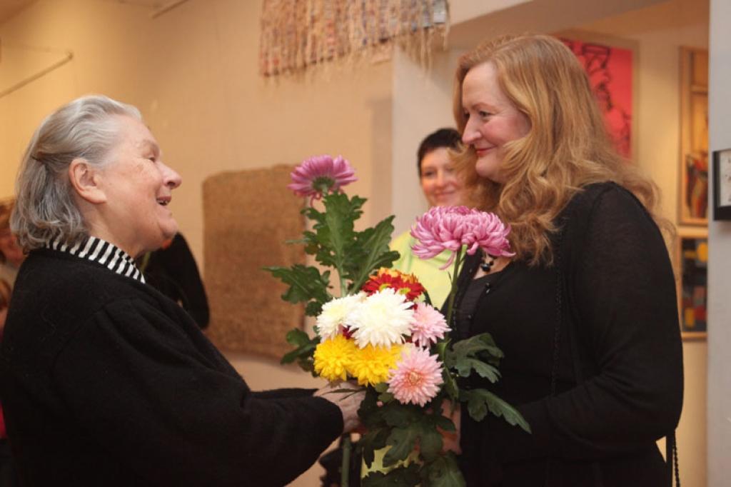 Gulbenes Vēstures un mākslas muzeja izstāžu zālē kopš pagājušās nedēļas ir apskatāma mūsu novadnieces mākslinieces Antras Augustinovičas izstāde. Tajā redzami darbi dažādās tekstila tehnikās, galveno uzsvaru liekot uz ārkārtīgi laikietilpīgā autortehnikā veidotiem darbiem, kuros izmantots papīrs, kokvilnas diegi, līme, kā arī pērlītes. Māksliniecei šī ir pirmā personālizstāde Gulbenē. Izstādes atklāšanā Antru sveica arī viņas zīmēšanas skolotāja Gulbenes 1.vidusskolā Lilita Hofmane, kura vēlēja savai bijušajai audzēknei vienmēr ar saviem darbiem radīt prieku.
Autors: Gatis Bogdanovs