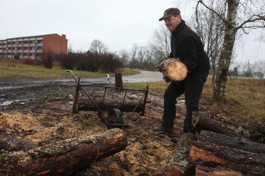 Sinoles katlumājā par kurinātāju strādā Ainārs Deguns. No šīs katlumājas siltumu saņem 24 dzīvokļu māja, kurā lielākoties dzīvo SIA “Rainis” strādnieki. Par patērēto siltumu regulāri norēķinās tikai 10 ģimenes, tāpēc Lejasciema pagasta pārvaldē krājas komunālo maksājumu parādi.
Autors: Gatis Bogdanovs