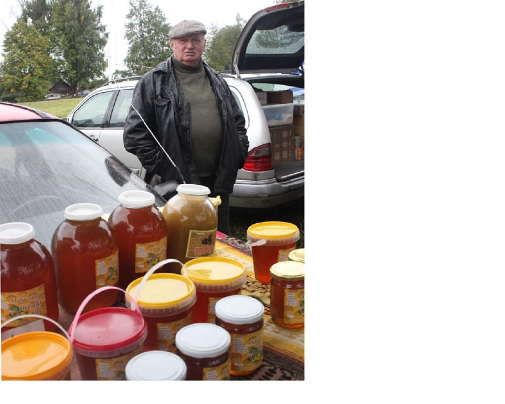 Gulbenes Biškopības biedrības valdes priekšsēdētājs Armands Galviņš ar savu vākto medu un vaska svecēm vienmēr piedalās Gulbenes gadatirgos, kā arī citos pasākumos. Viņš vienmēr kuplina arī Bānīša svētku tirdziņu. 
Autors: Gatis Bogdanovs (no arhīva)