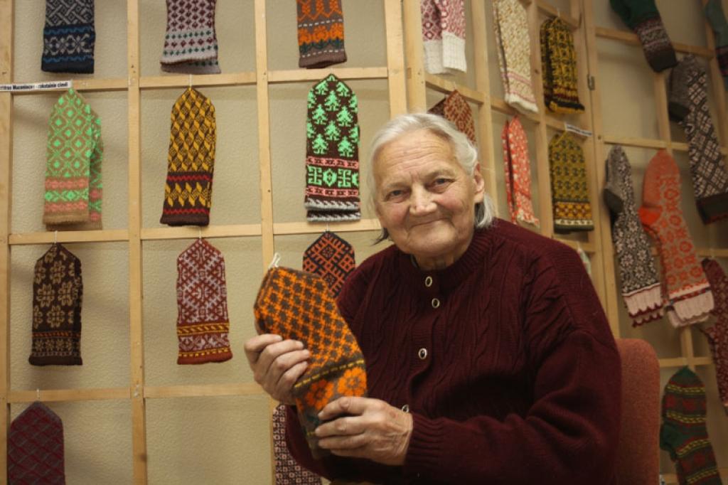 Astoņdesmit piecus gadus vecā lejasciemiete Dzidra Muceniece cimdus sākusi adīt tad, kad aizgājusi pensijā, jo tad bijis vairāk laika. Rakstus viņa nolūkojusi dažādās rokdarbu grāmatās. pensionāre ar dzīvi Lejasciema pagasta pārvaldes veco ļaužu mājā ir ļoti apmierināta, jo jūtas aprūpēta. “To, ko varu, cenšos padarīt pati. Ja kaut kas nav pa spēkam, tad lūdzu palīdzēt,” saka Dzidra
Autors: Gatis Bogdanovs