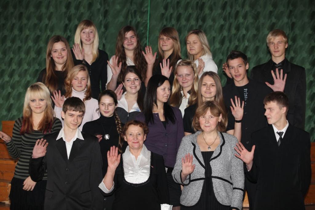 9.b klases skolēni atzīst, ka sajūtas uzzinot, ka viņi ir zinošākie Vidzemē, ir patīkamas. Viņu audzinātāja Ināra Ločmele un Silvija Suntaža priecājas kopā ar viņiem.
Autors: Gatis Bogdanovs