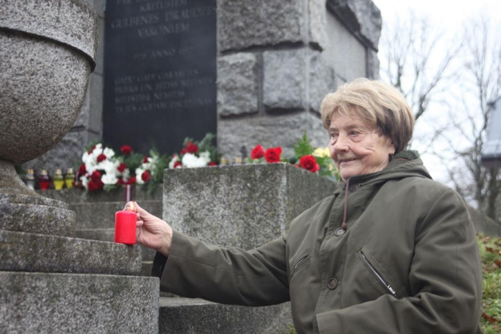 Stradu pagasta iedzīvotāja Zelma Griška, kura kopā ar draudzenēm rīt svinēs savu 87. dzimšanas dienu un godinās Latviju tās 91.gadadienā, pulksten 21.00 kopā ar visu latviešu tautu dziedās valsts himnu, izlūdzoties svētību Latvijai. Brīvības cīnītāju piemiņu viņa godināja jau svētku priekšvakarā.
Autors: Gatis Bogdanovs