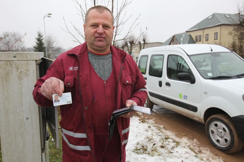 Arī Dzintars Lazdiņš,  kurš ir akciju sabiedrības “Latvenergo” Energoizlietošanas uzraudzības daļas sadales tīklu elektromontieris, dodas pārbaudīt elektrības skaitītājus. Viņš vienmēr ir gatavs uzrādīt darba apliecību, ja klients to vēlas.
Autors: Gatis Bogdanovs
