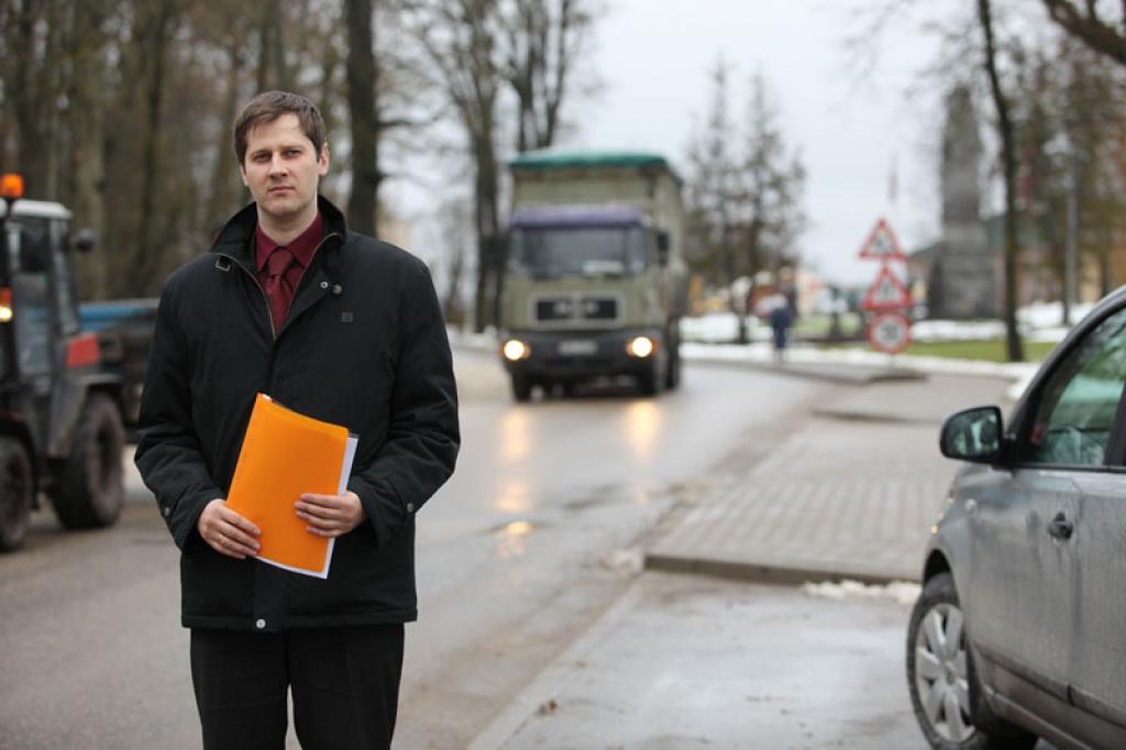 Gulbenes novada domes izpilddirektors Māris Danieks norāda, ka, uzzinot, ka būs iespēja pretendēt uz Eiropas naudu, ir nolemts sākt gatavot nepieciešamo dokumentāciju tranzītielu rekonstrukcijai.
Autors: Gatis Bogdanovs