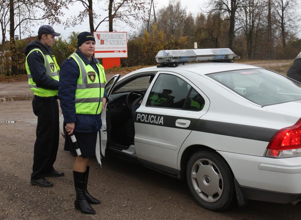 Pašlaik maksimālais naudas sods par braukšanu reibumā ir 500 lati, savukārt maksimālais termiņš, uz kādu iespējams atņemt vadīšanas tiesības, ir divi gadi.
Autors: Gatis Bogdanovs (no arhīva)