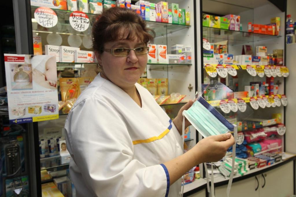 Aptiekā mums bija pāris iepakojumi ar sejas maskām, kas ir izpirkti, bet vakar saņēmām jaunu sūtījumu. Nav nopērkams arī “Tamiflu”, jo šā medikamenta nav arī zāļu noliktavās. Cilvēki pērk vitamīnus, arī pa kādai sezonālās gripas vakcīnai, kā arī prasa, kā rīkoties, ja nav naudas profilaktisko medikamentu iegādei,” stāsta “Mēness aptiekas” vadītāja Rita Zemniece. 
Autors: Gatis Bogdanovs