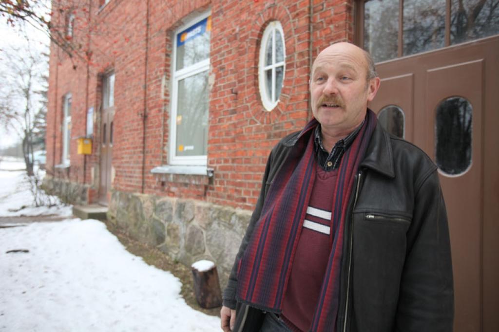 Tirzas pagasta pārvaldes vadītājs Česlovs Barkovskis uzskata, ka jaunie krēsli kultūras nama zālē kultūras pasākumu apmeklētājiem būs ērti un patiks, bet ieejas durvis ēkā, kas tapušas to vēsturiskajā veidolā, liecinās par to, ka tirzmaliešiem rūp vietējās nozīmes kultūras pieminekļa saglabāšana.
Autors: Gatis Bogdanovs