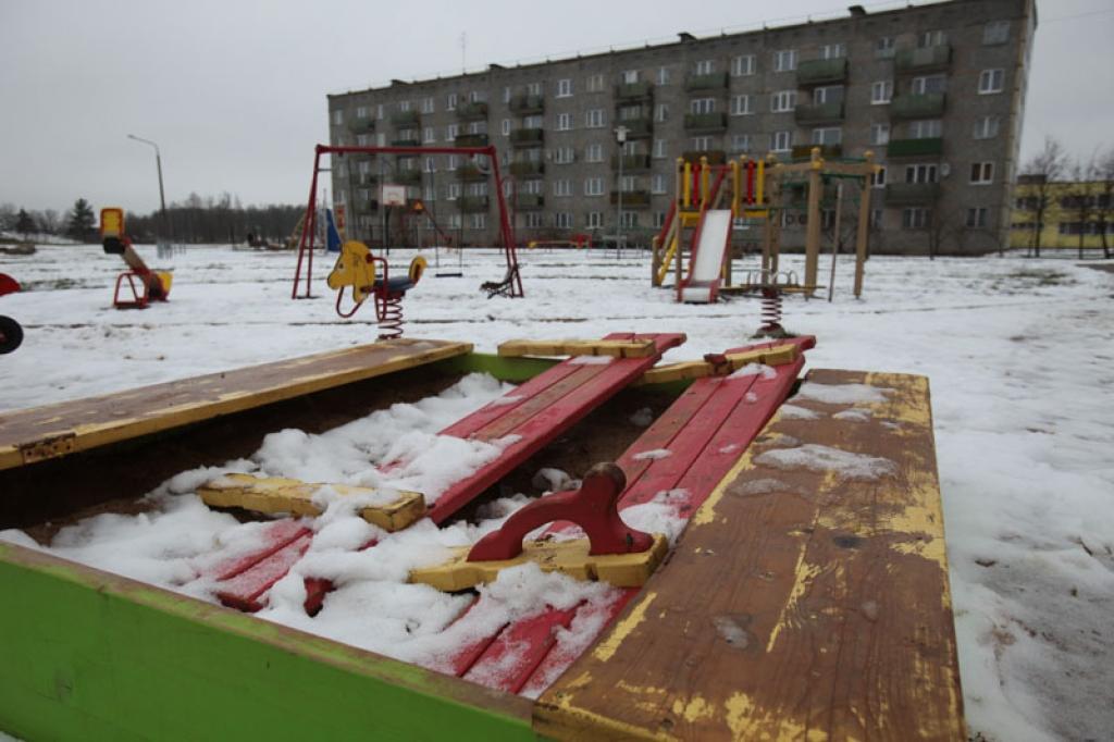 Diemžēl uzrodas arī tādi, kuriem patīk lauzt un demolēt. Smilšu kastei jau sen kā ir salauzts vāks, arī sols izrauts no vietas un nosviests pie šūpolēm.
Autors: Gatis Bogdanovs