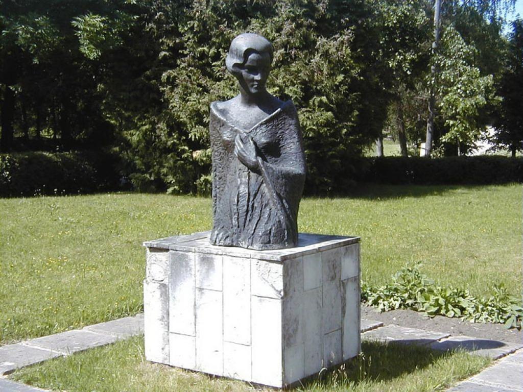 Eīnas Zālītes bronzas skulptūra Apē pie Dāvja Ozoliņa Apes vidusskolas. 
Autors: No personiskā albuma