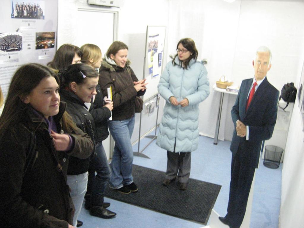 Daudzi izstādes apmeklētāji vēlējās nofotografēties blakus Eiropas Parlamenta priekšsēdētāja Ježija Buzeka attēlam. 
Autors: Diāna Odumiņa
