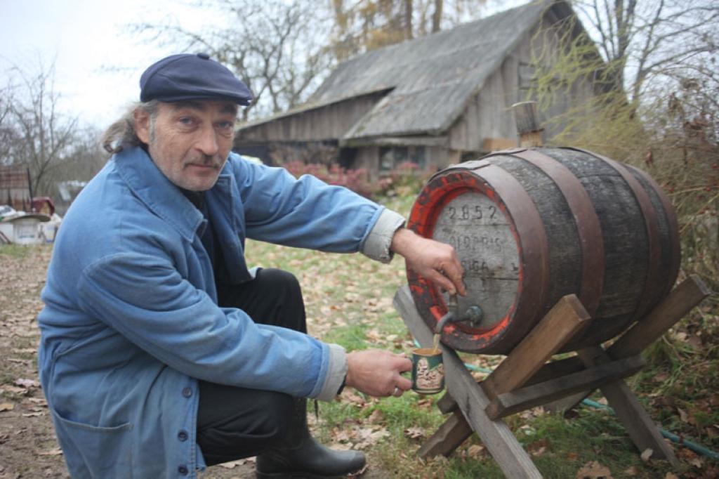 Zemnieks Vilis Kļaviņš no Stāmerienas pagasta bilst, ka šis ir grūts, bet interesants laiks. Diennaktī esot 24 stundas, tāpēc varot paspēt daudz. Ne tikai sieru sasiet, sviestu sakult, krējumu izgriezt, maizi izcept, kūtī lopus aprūpēt, bet arī alu un pašdarināto degvīnu noraudzēt un ar mājās pašu ražoto produkciju uz tirgu aizbraukt. 
Autors: Gatis Bogdanovs
