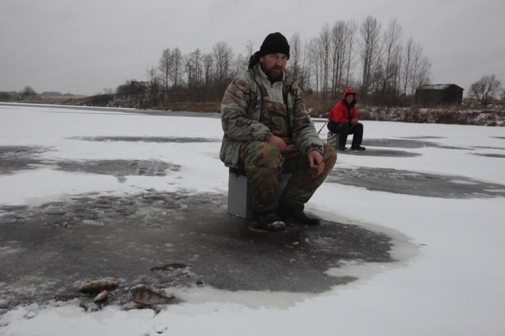 “Dzirkstele” vakar novēroja pirmos zemledus makšķerniekus, izvilkts bija arī neliels asaru loms.
Autors: Gatis Bogdanovs