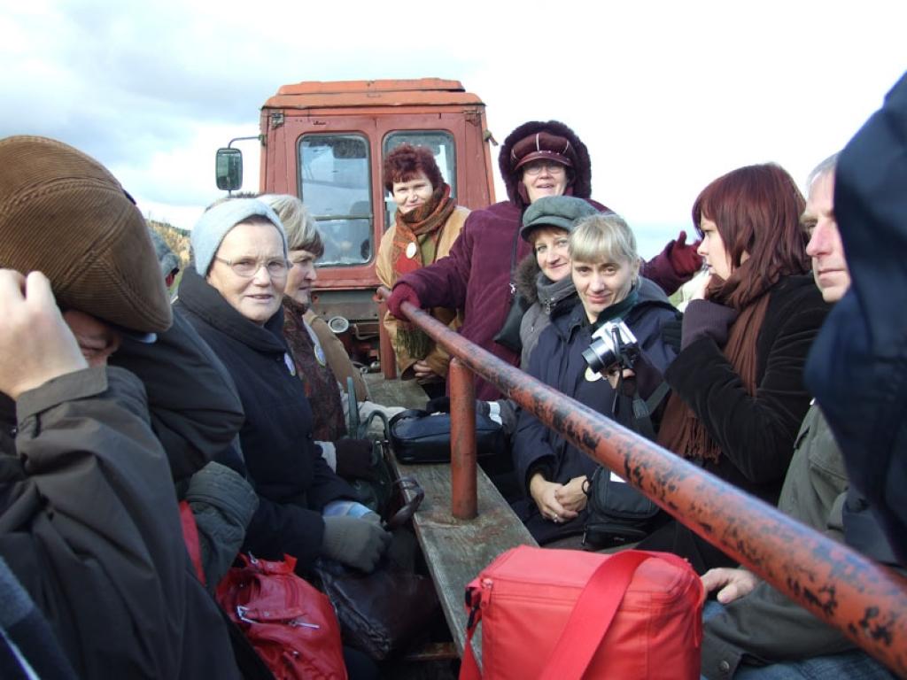 Gulbeniešiem bija iespēja izbaudīt mazliet ekstrēmu braucienu īpaši aprīkotā traktora piekabē, lai apskatītu “Safari” un tajā mītošos putnus un dzīvniekus.
Autors: No personiskā albuma