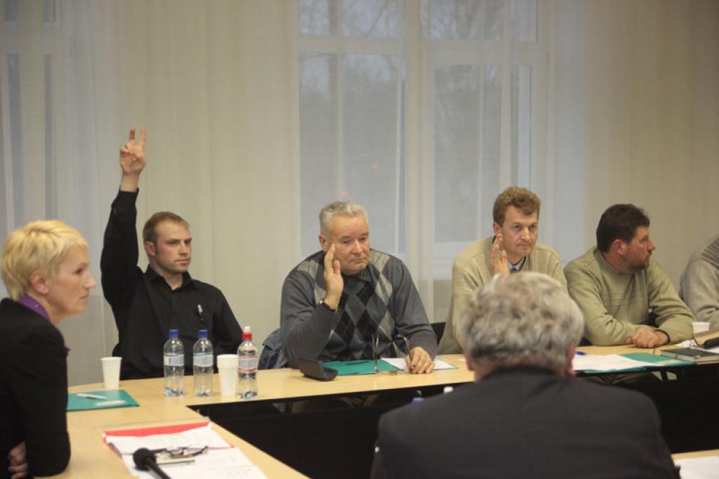 Deputāts Intars Liepiņš (otrais no kreisās) uzskata, ka daļa viņa kolēģu Gulbenes novada domē nesaprot vai negrib saprast, kā patiešām reāli var palīdzēt iedzīvotājiem, lai dzīve ekonomiskās krīzes apstākļos nebūtu tik nežēlīgi dārga.
Autors: Gatis Bogdanovs