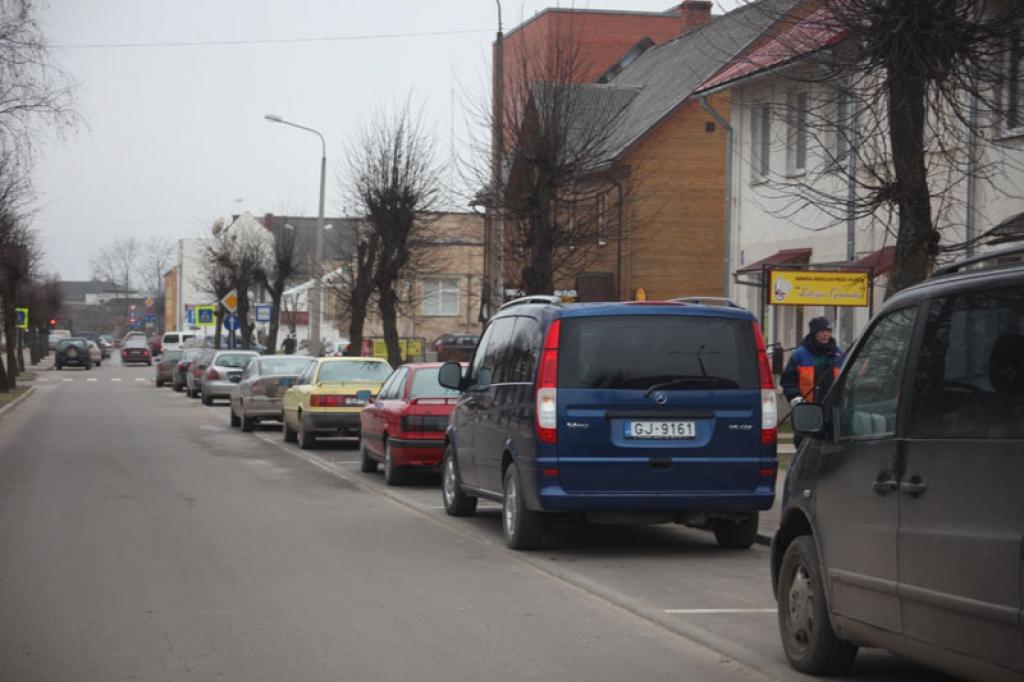 Pilsētnieki ir noraizējušies, kā tiks nodrošināta pilsētas ielu un stāvvietu tīrīšana ziemā, jo mašīnas tur stāv ne tikai dienā, bet arī naktīs, turklāt nereti gadās, ka tās netiek kustinātas ilgstoši. 
Autors: Gatis Bogdanovs