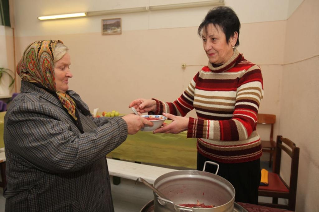 Kafejnīcas “Amro” īpašniece Ilga Vanuška katru dienu zupas virtuvē piedāvājot siltas zupas šķīvi pilsētas trūkumcietējiem, turpina savulaik kopīgi ar vīru Artūru iesākto nesavtīgo darbu. 
Autors: Gatis Bogdanovs