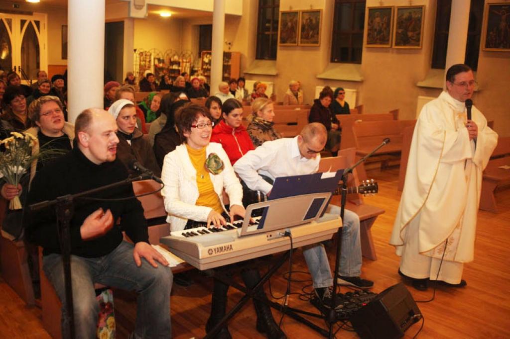 Gulbenes Romas katoļu baznīcā 31.oktobra vakarā bija pulcējušies dažādu paaudžu cilvēki, lai ne tikai lūgtu par sevi, saviem tuviniekiem, mūsu valsti un tautu, piedalītos kārtējā dievkalpojumā, bet arī lai būtu klāt mūziķes un komponistes Ligitas Kursišas - Patašas devītā garīgo dziesmu albuma 