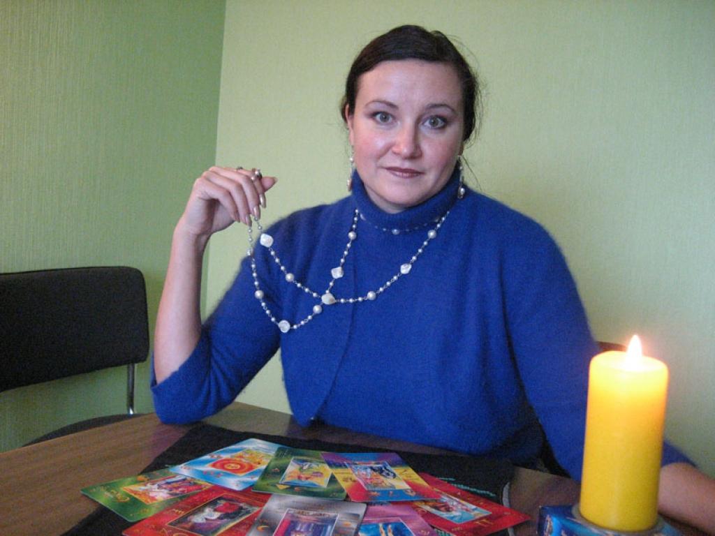 Olga Stepanova kopš 2001.gada ir profesionāla, sertificēta astroloģe, kas pārzina Taro kārtis, konsultē klientus, kā arī māca šo mākslu citiem interesentiem; viņu var satikt arī lauku kosmetoloģijas salonā „Pūces” Stāmerienā.
Autors: Diāna Odumiņa