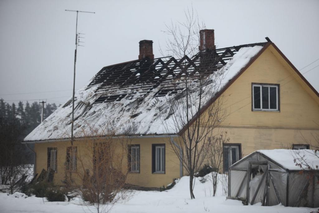 Kādā mājā svētku laikā izdega bēniņu telpa, iespējamais aizdegšanās iemesls – īssavienojums elektroinstalācijā.
Autors: Gatis Bogdanovs