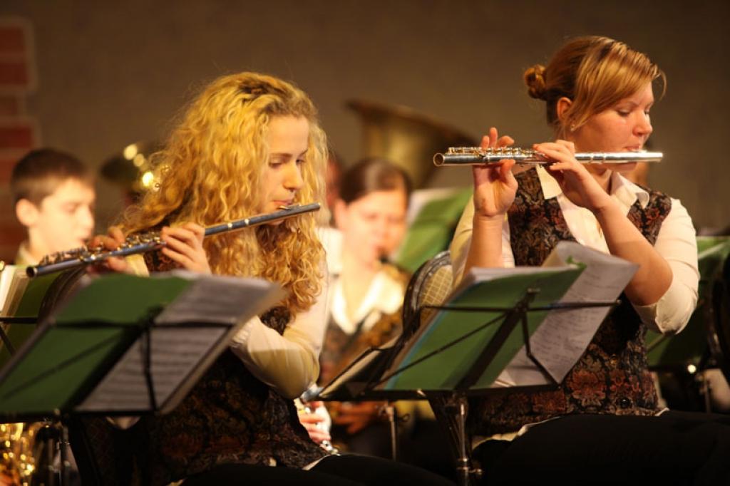 Koncertos kopā ar pūtēju orķestri uzstājās arī kamerorķestris, skolēnu koris, vietējie dejotāji un dziedātāji, gan arī viesmākslinieki. 
Autors: Gatis Bogdanovs
