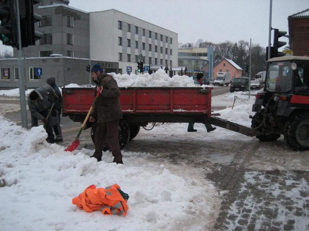Gulbenē pirmdien no sniega atbrīvoja O.Kalpaka un Ozolu ielas krustojumu.
Autors: Diāna Odumiņa