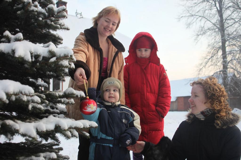 Katrai ģimenei V. Zatlers ar kundzi Lilitu dāvināja krāšņu eglītes rotājumu ar Rīgas pils attēlu un pašu parakstiem. To Inga kopā ar dēlu Valdi un meitām Dainu un Ditu kārs savā Ziemassvētku eglē. Fotografēšanās brīdī klāt nebija vecākais dēls Edvīns un vīrs Guntis. 
Autors: Gatis Bogdanovs